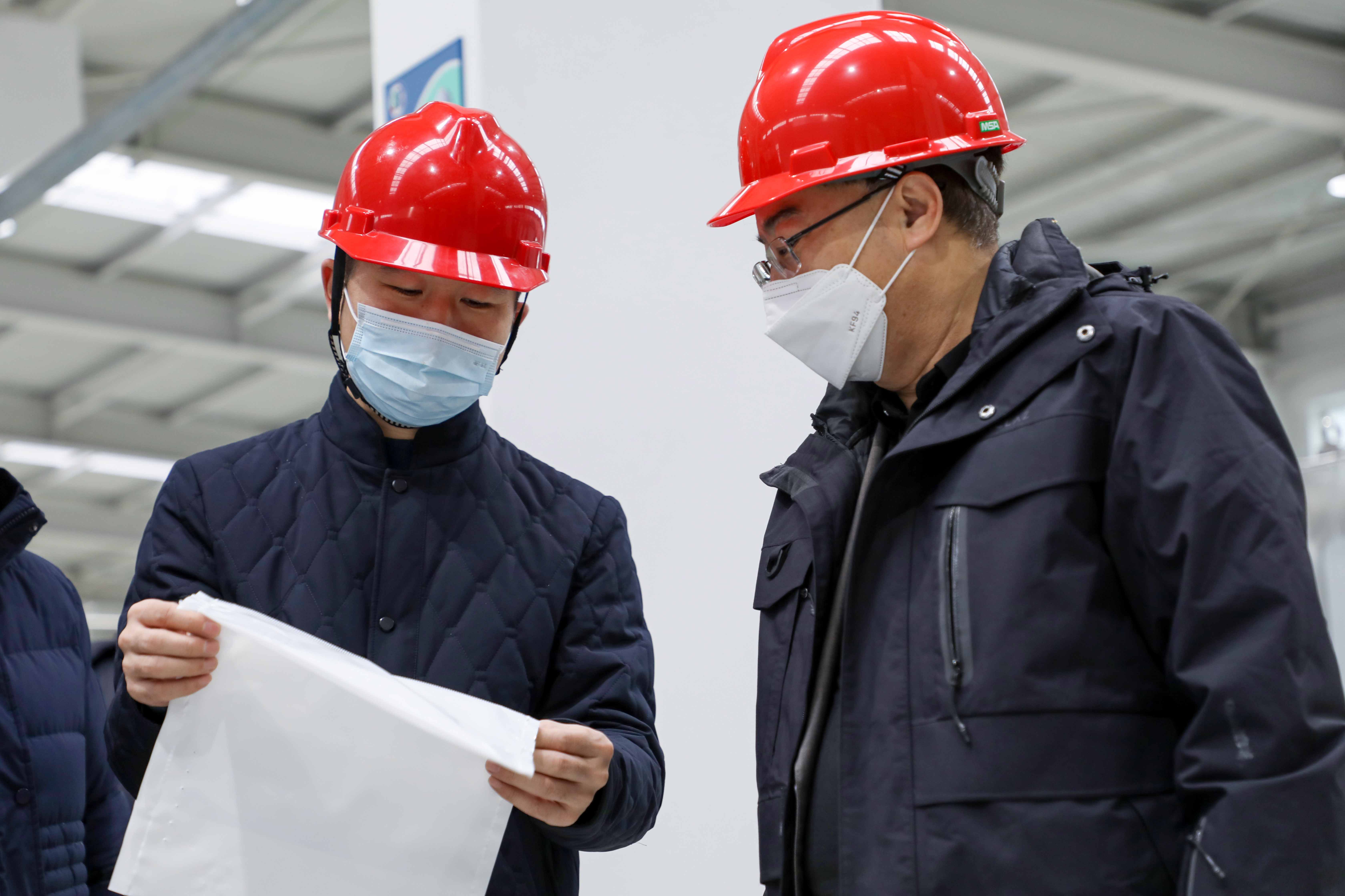 国家发改委工业经济与手艺经济研究所向导莅临杏耀平台走访调研_杏耀平台：机械人及智能工厂解决计划专家