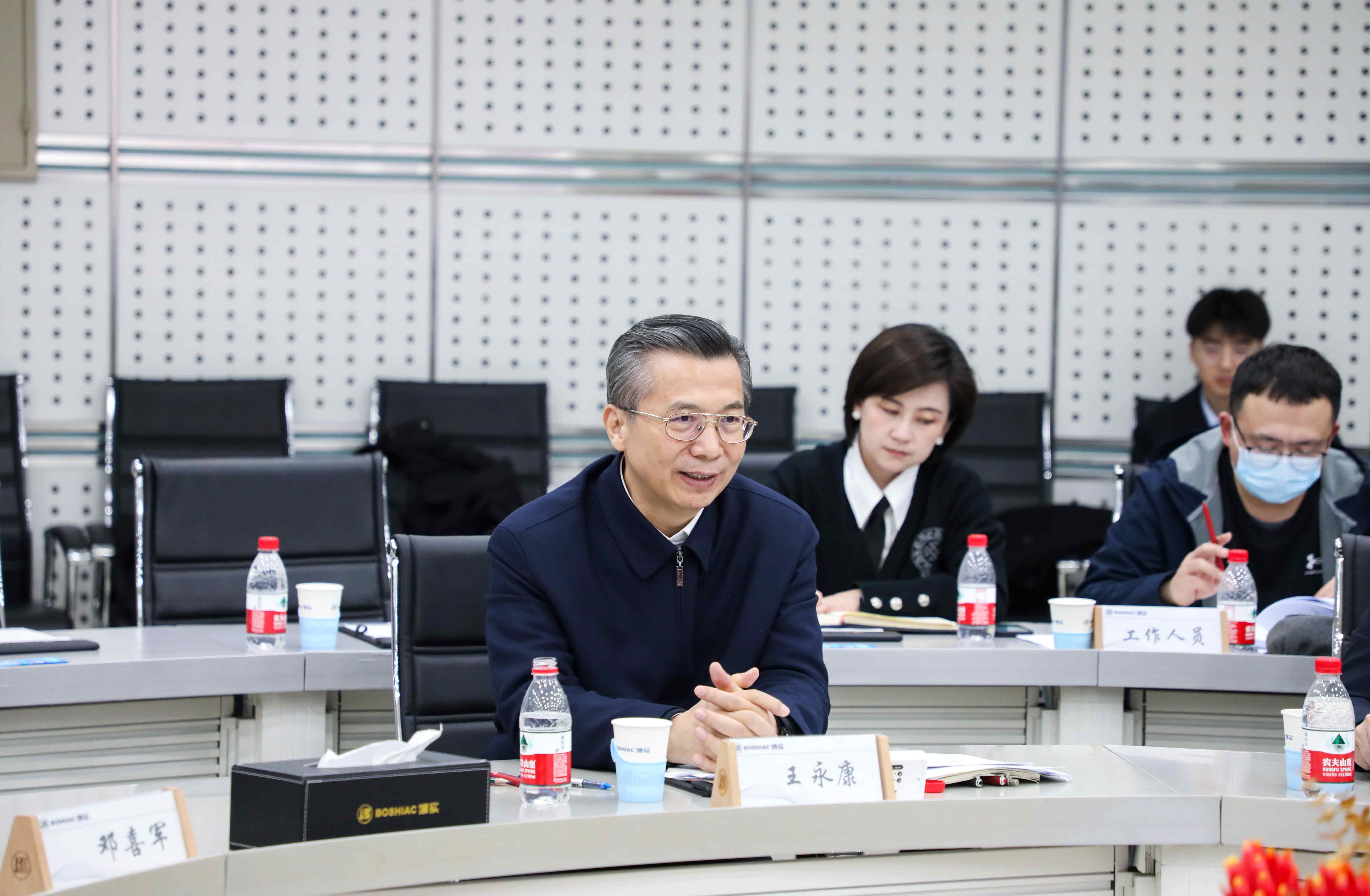 省人大常委会党组书记王永康深入杏耀平台开展专题调研_杏耀平台：机械人及智能工厂解决计划专家
