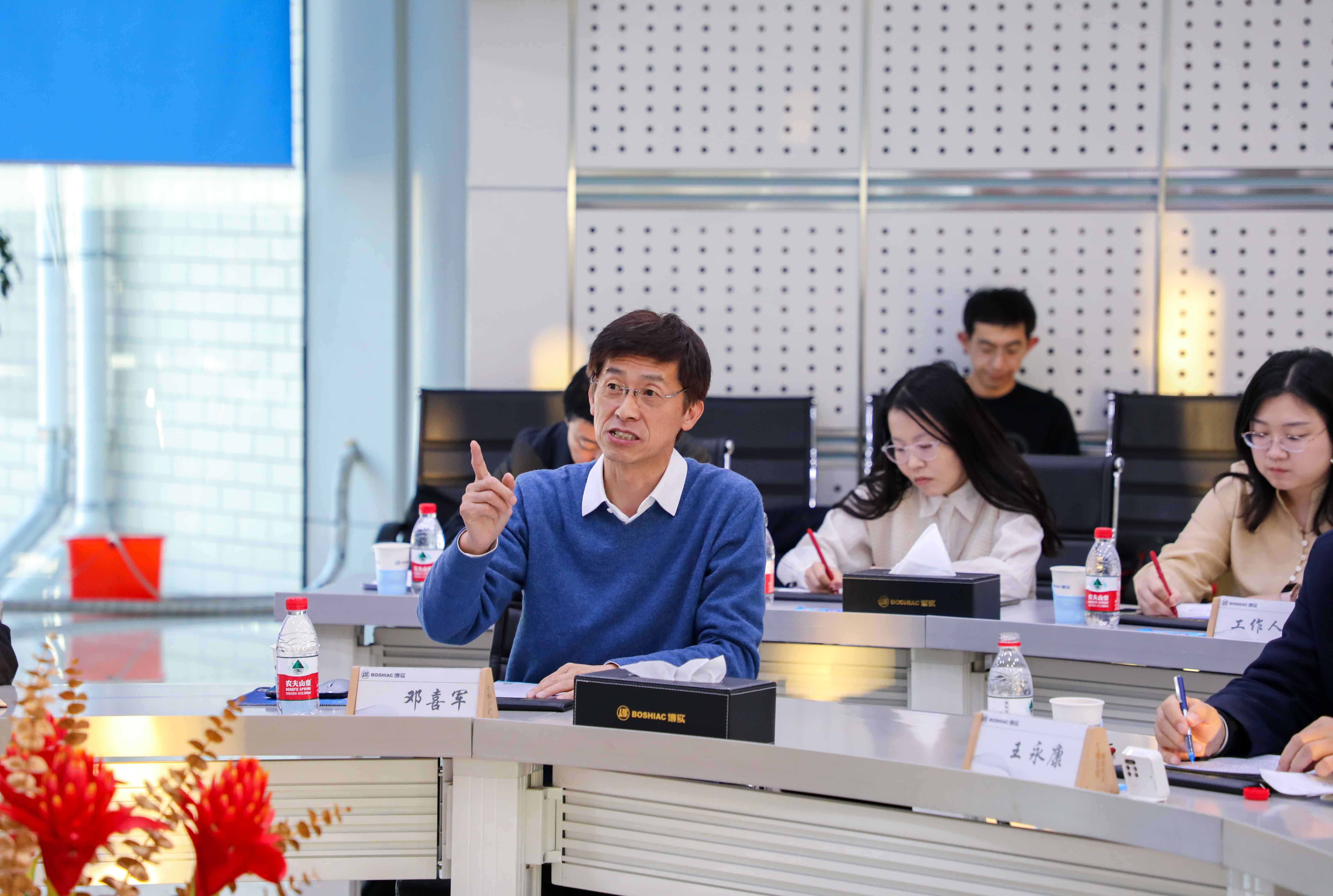 省人大常委会党组书记王永康深入杏耀平台开展专题调研_杏耀平台：机械人及智能工厂解决计划专家