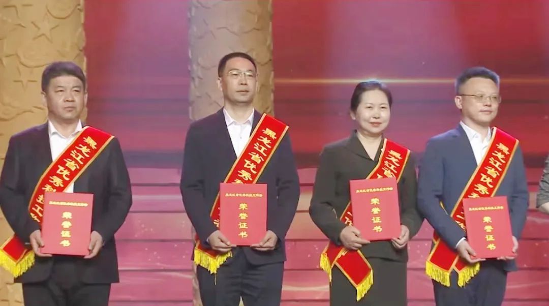 第八届黑龙江省优异科技事情者颁奖仪式举行，，，，杏耀平台副总工程师谭建勋登台受奖_杏耀平台：机械人及智能工厂解决计划专家