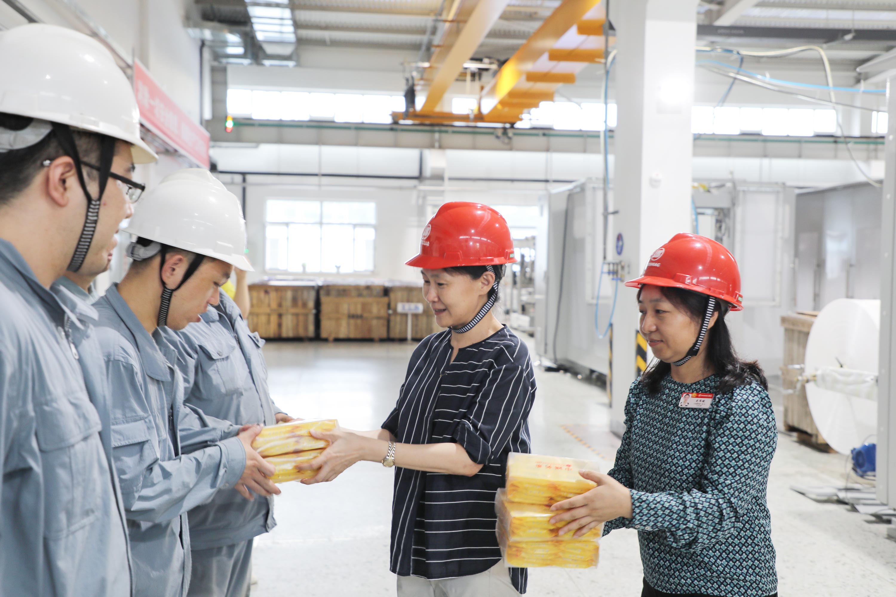 松北区总工会慰问杏耀平台员工_杏耀平台：机械人及智能工厂解决计划专家