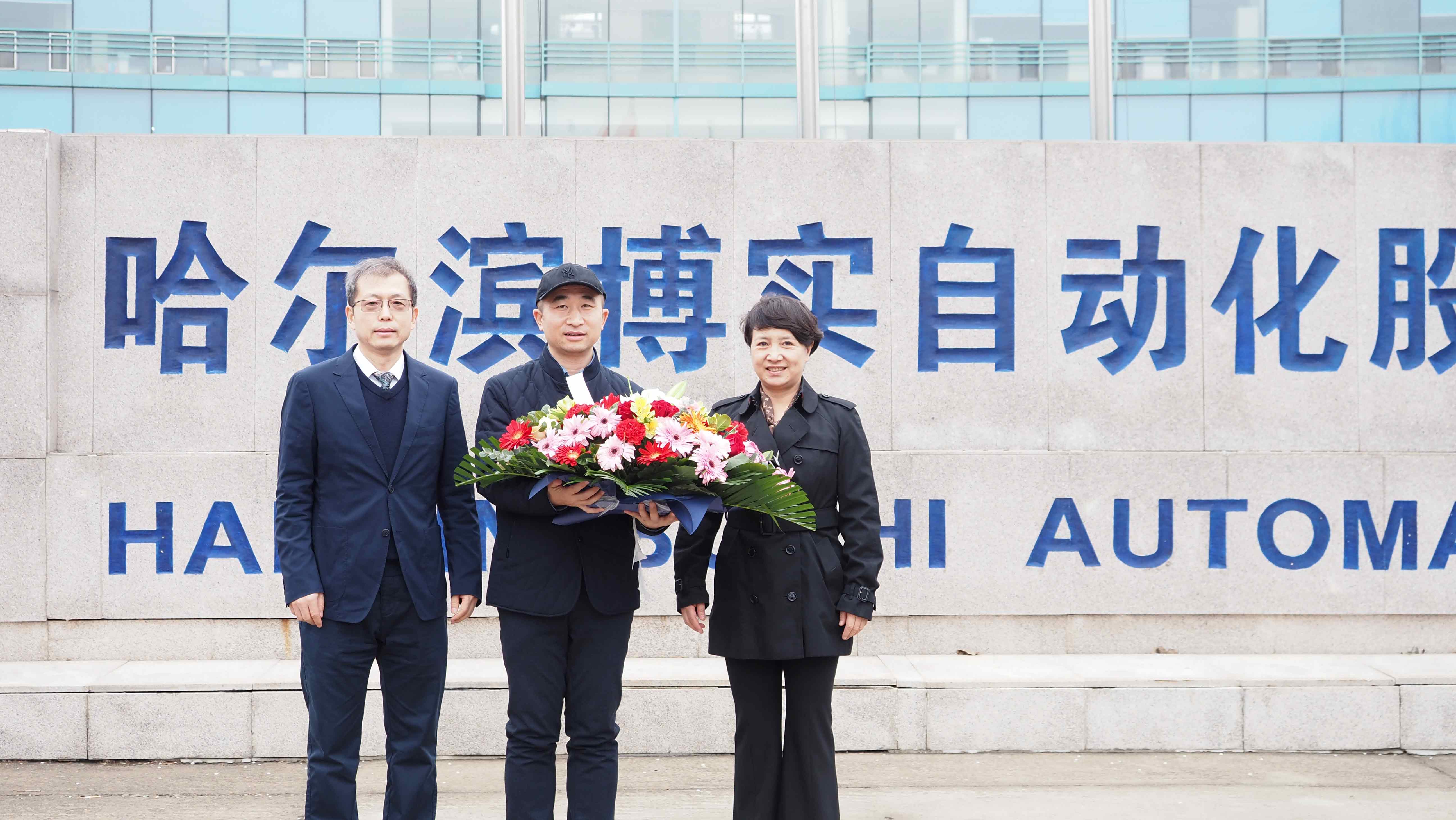 松北区人大常委会程亚男主任走访慰问杏耀平台_杏耀平台：机械人及智能工厂解决计划专家