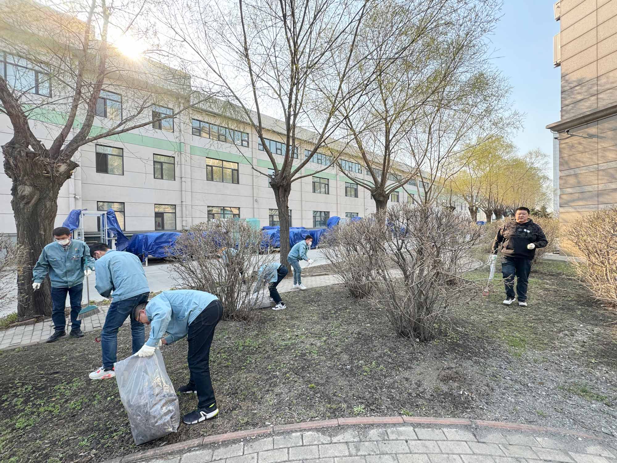 党委组织厂区外围垃圾清扫运动_杏耀平台：机械人及智能工厂解决计划专家