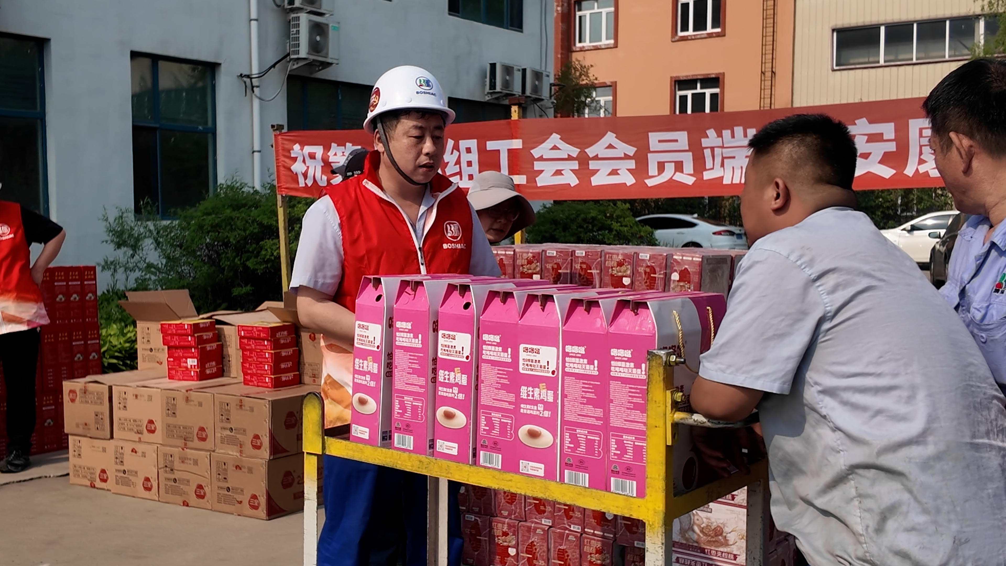 凝心聚力启新程，，，，，，端午情暖职工心——制造分公司工会融入杏耀平台联合工会 暨端午福利暖心发放纪实_杏耀平台：机械人及智能工厂解决计划专家