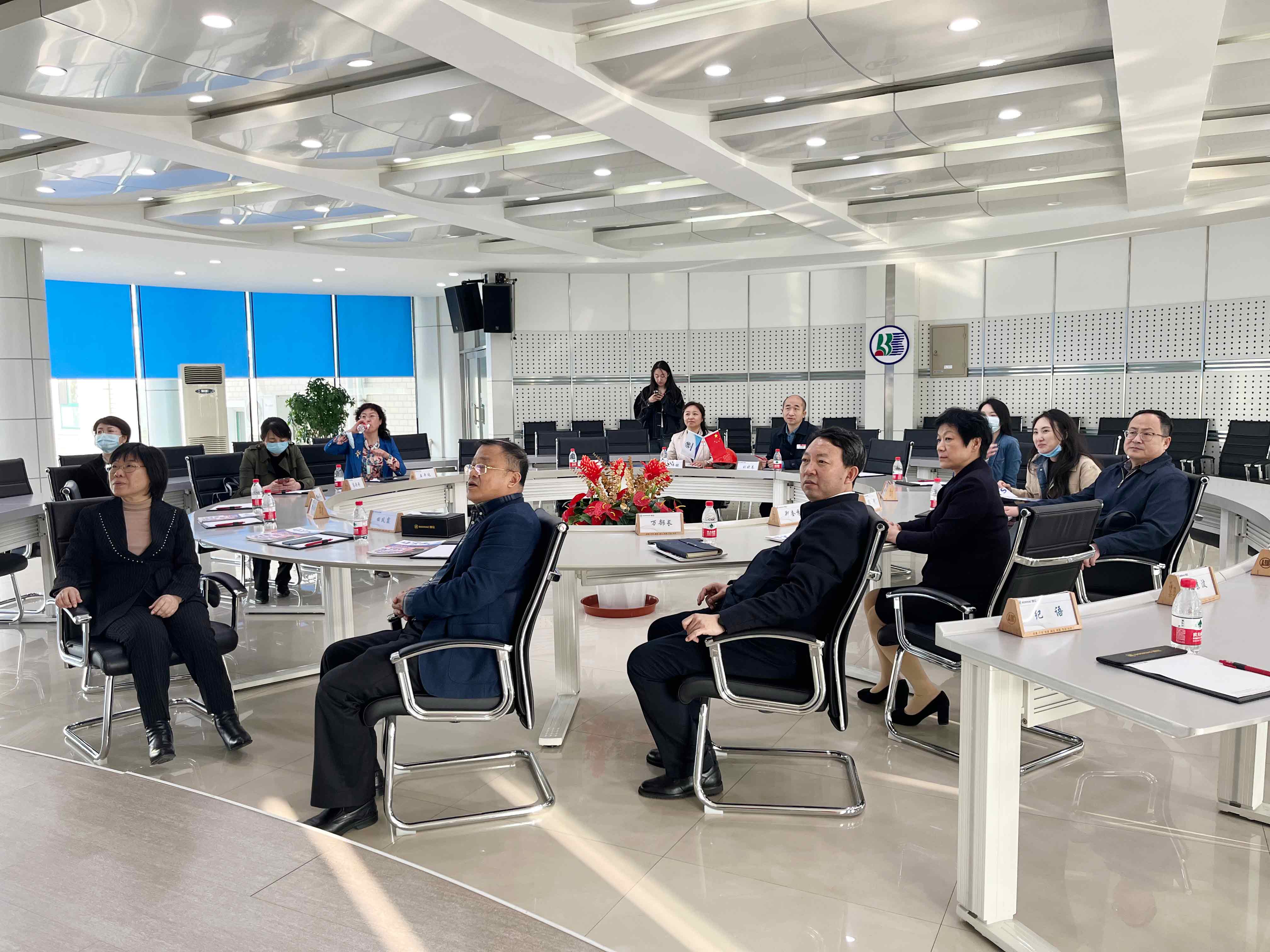 省人大、省、市、区总工会向导一行莅临杏耀平台调研指导_杏耀平台：机械人及智能工厂解决计划专家