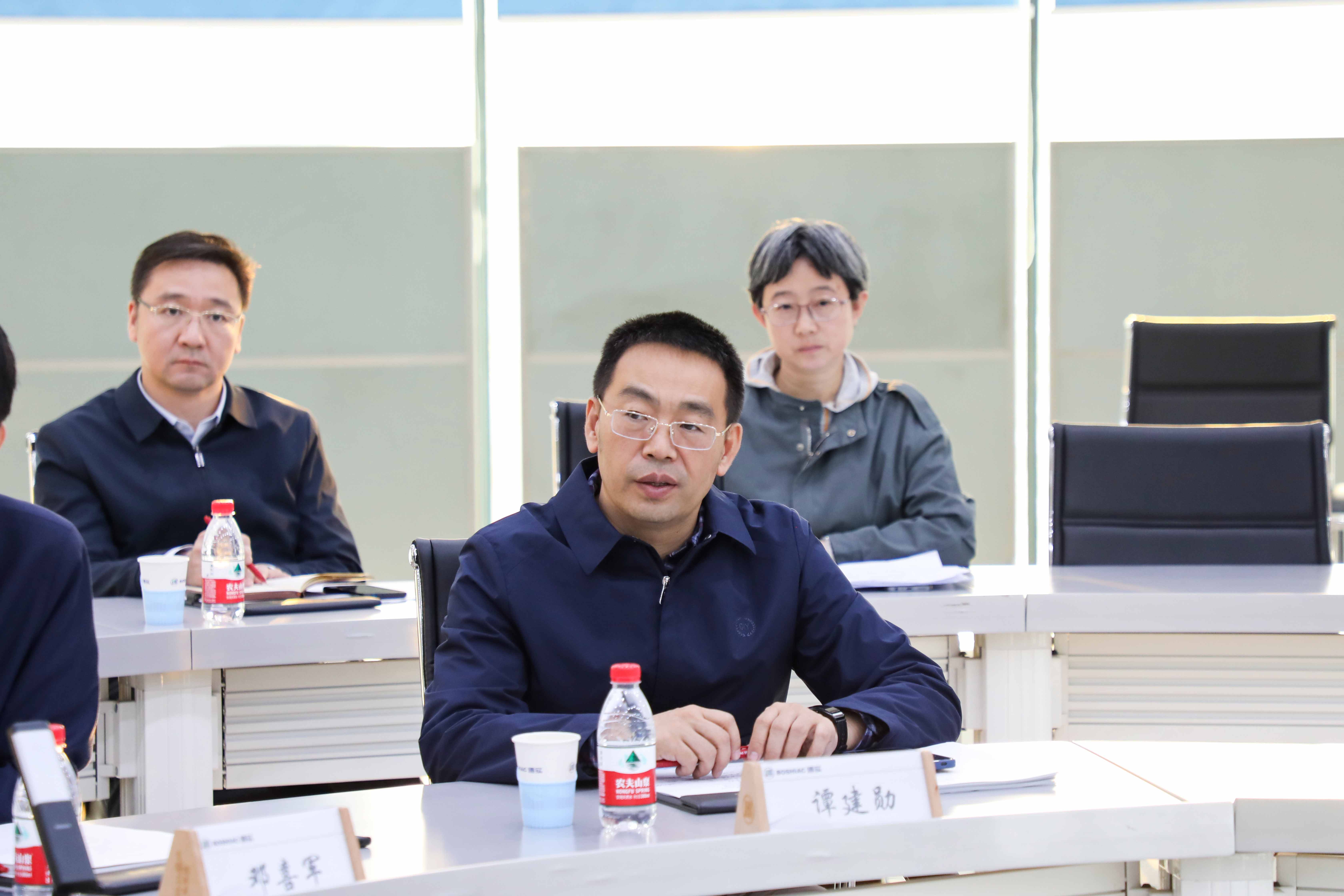 黑龙江省政协主席蓝绍敏莅临杏耀平台调研_杏耀平台：机械人及智能工厂解决计划专家