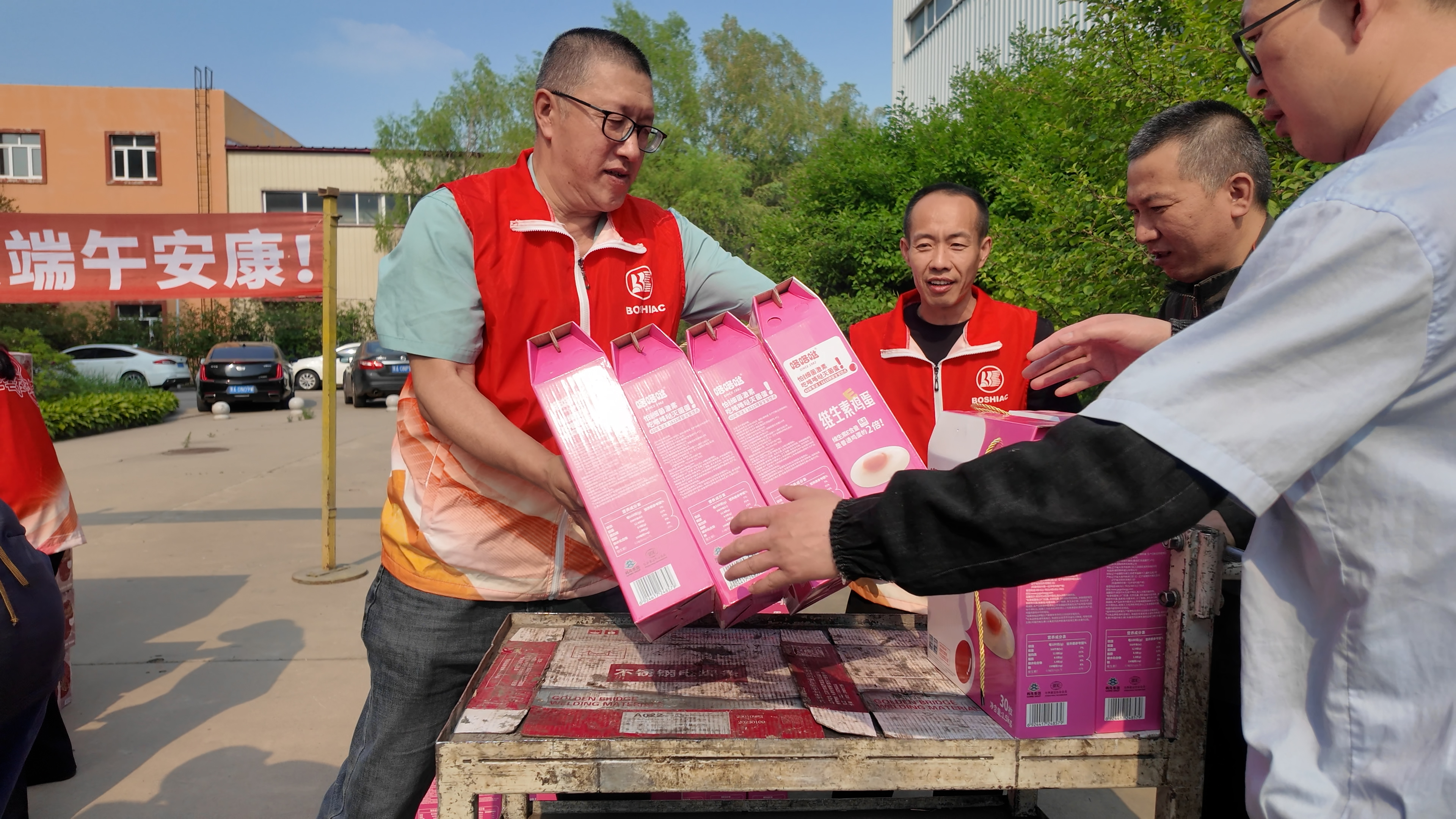 凝心聚力启新程，，，，，，端午情暖职工心——制造分公司工会融入杏耀平台联合工会 暨端午福利暖心发放纪实_杏耀平台：机械人及智能工厂解决计划专家