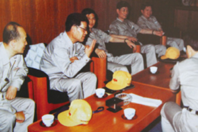 为了进建表国先进技术和治理步骤，前往引进技术与设备的国度进行实地调查。薛仲光厂长在日本。