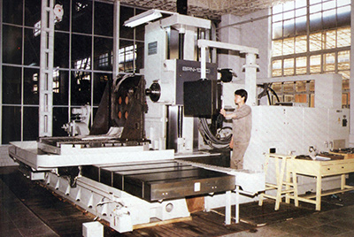 BPN-13B(R4)数控卧式加工中心。厂房扩建加大，设备填平补齐，增长精、大、稀设备，新上出产线，提高企业设备素质，使UU国际厂成为名副其实的大马力推土机出产厂。