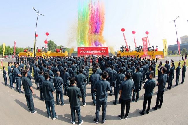 5月17日，UU国际向中煤平朔集团一次性交付六台中国最大马力推土机。